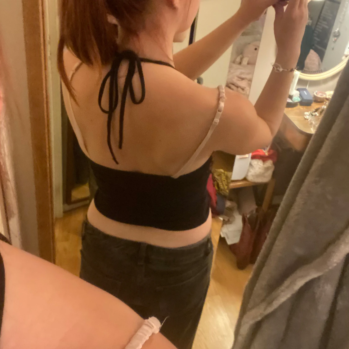 Svart spetsig croppad halterneck festtopp - 2