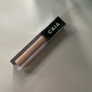 CAIA Concealer 1W - Ljus concealer från CAIA i nyansen 1W.Nästan aldrig använd!🤎Kommer i en stilren, genomskinlig tub med silvrigt lock och vit logga. Perfekt för att ljusa upp under ögonen eller täcka blemmor. Krämig formula som smälter in i huden. Säljer pga att den inte är i min färg🤎