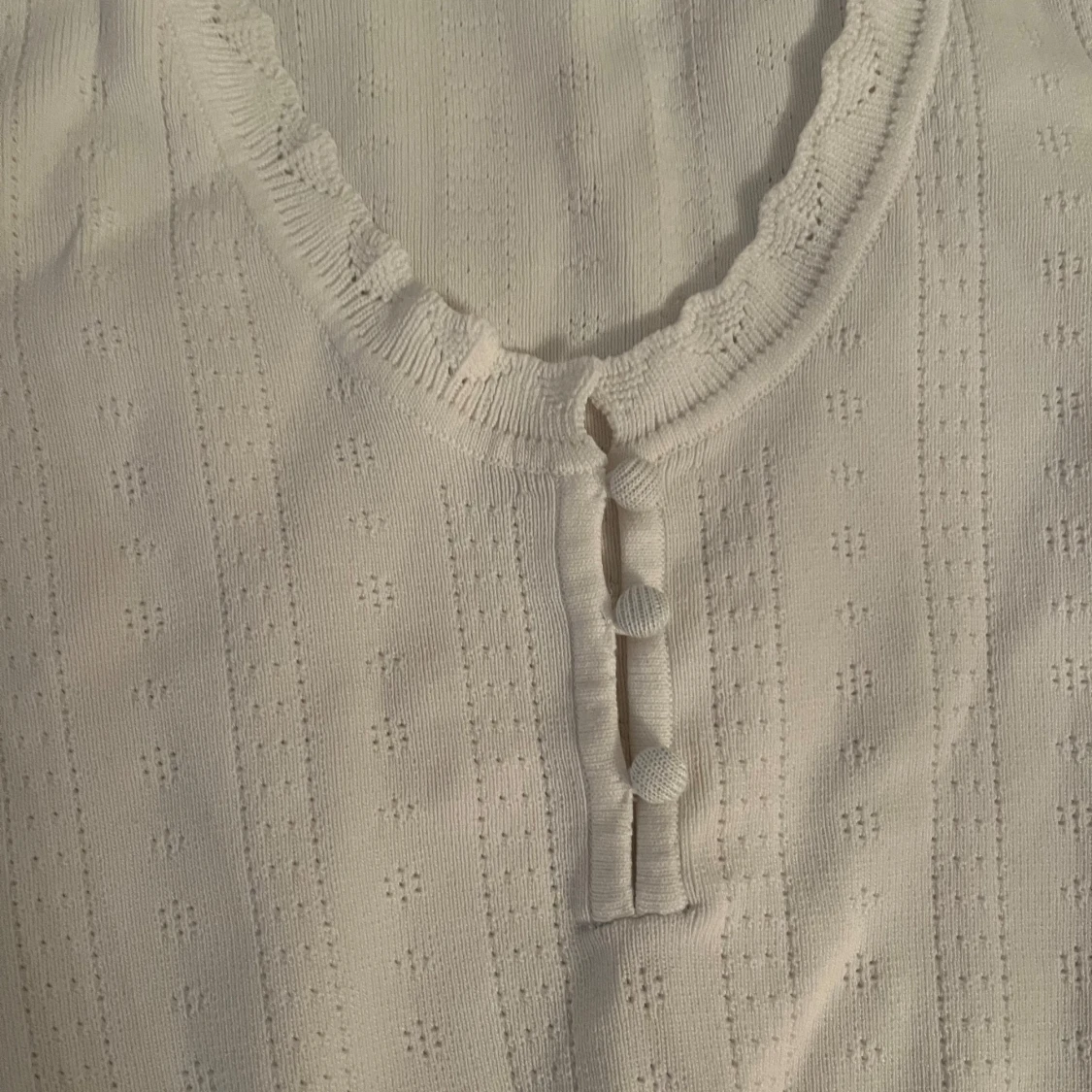 Vit stickad topp med knappar från Zara - 2