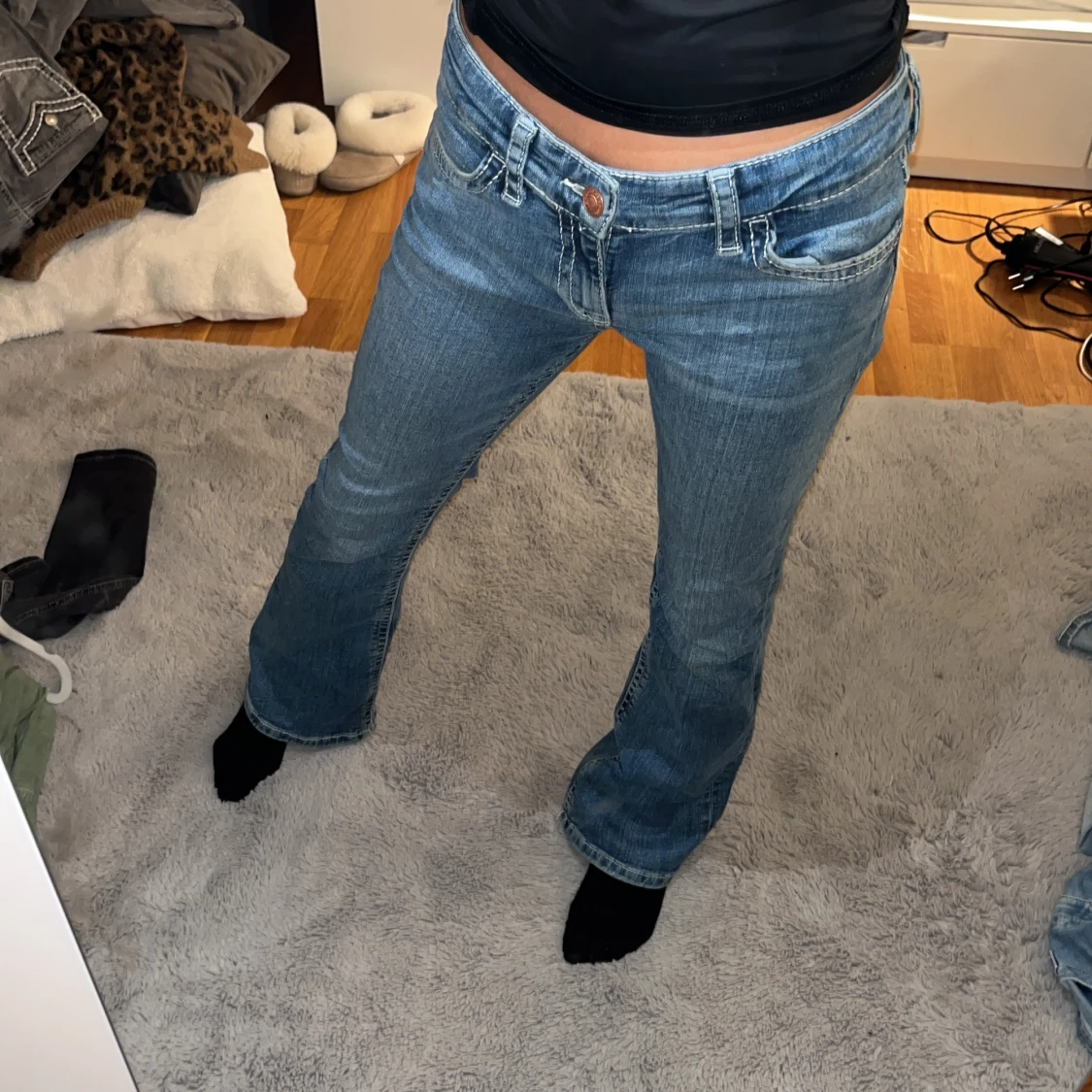 Blå bootcut jeans med kontrastsömmar - 3