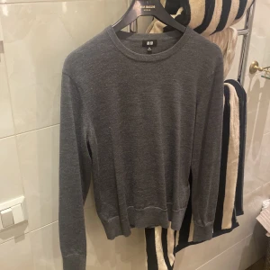 Grå stickad tröja  - Tja, säljer denna snygga stickade tröjan från uniqlo som sitter väldigt bra och är mycket skön ny pris (500kr) skriv om minsta lilla fundering!