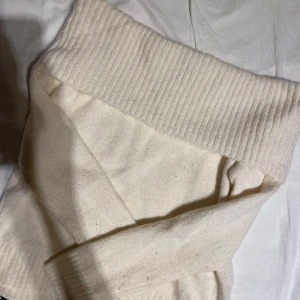 Stickad ofshoulder tröja från gina - Säljer min oversizade stickade tröja från Gina. Den är så mjuk och mysig