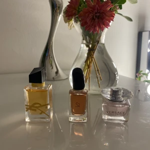 Mini parfymer  - Perfekt till samlaren. Säljer dessa oanvända parfymer. Libre säljer jag för 170kr och si samt Versace för 130 men kontakta mig om du är intresserad ❤️