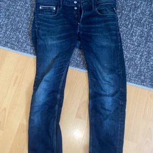 Replay jeans  - Ett par fina replay jeans som tyvärr inte passar mig längre i jätte bra skick å knappats använt 