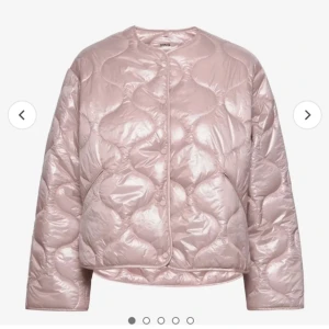 Ljusrosa quiltad pufferjacka från MNG - Superfin ljusrosa pufferjacka från MNG med quiltad design och rund halsringning. Jackan har tryckknappar framtill och en glansig finish som ger en trendig look. Jackan är slutsåld och går inte att köpa längre.