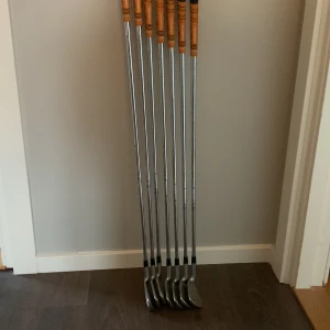 Titleist 762 DCI Järnset (3-P) utan 5an - Snyggt järnset från Titleist, modell 762 DCI, med klubbor från 3 till P men 5an är inte med. Perfekt för dig som vill ta ditt golfspel till nästa nivå! Grepp från Sharpro. Passar både nybörjare och dig som vill ha klassiska klubbor på banan. 88 till 97 cm långa