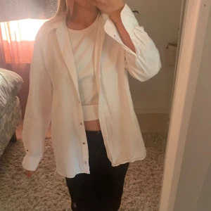 Vit skjorta från Tommy Hilfiger - Otroligt fin skjorta som jag använder som  jacka vid lite varmare väder men funkar jätte bra som en vanlig skjorta om man föredrar det💓 Jag har storlek Xs och denna skjortan är M☺️  Det går även att knäppa vid ärmarna men jag föredrar att ha öppet där. Har dock en liiten fläck på kragen men väldigt svag och liten. Skriv vid funderingar