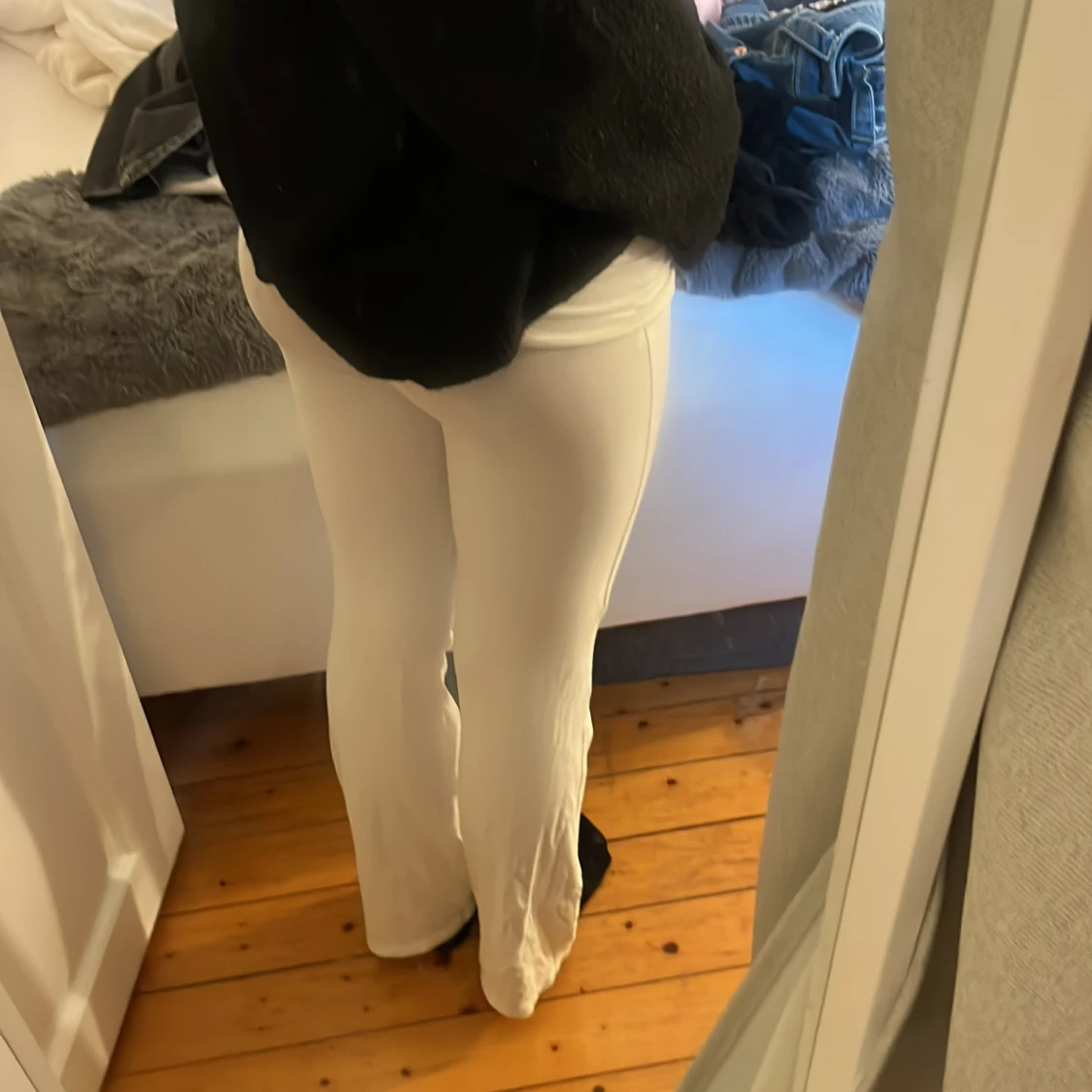 Vita vida byxor från Gina Tricot - 1