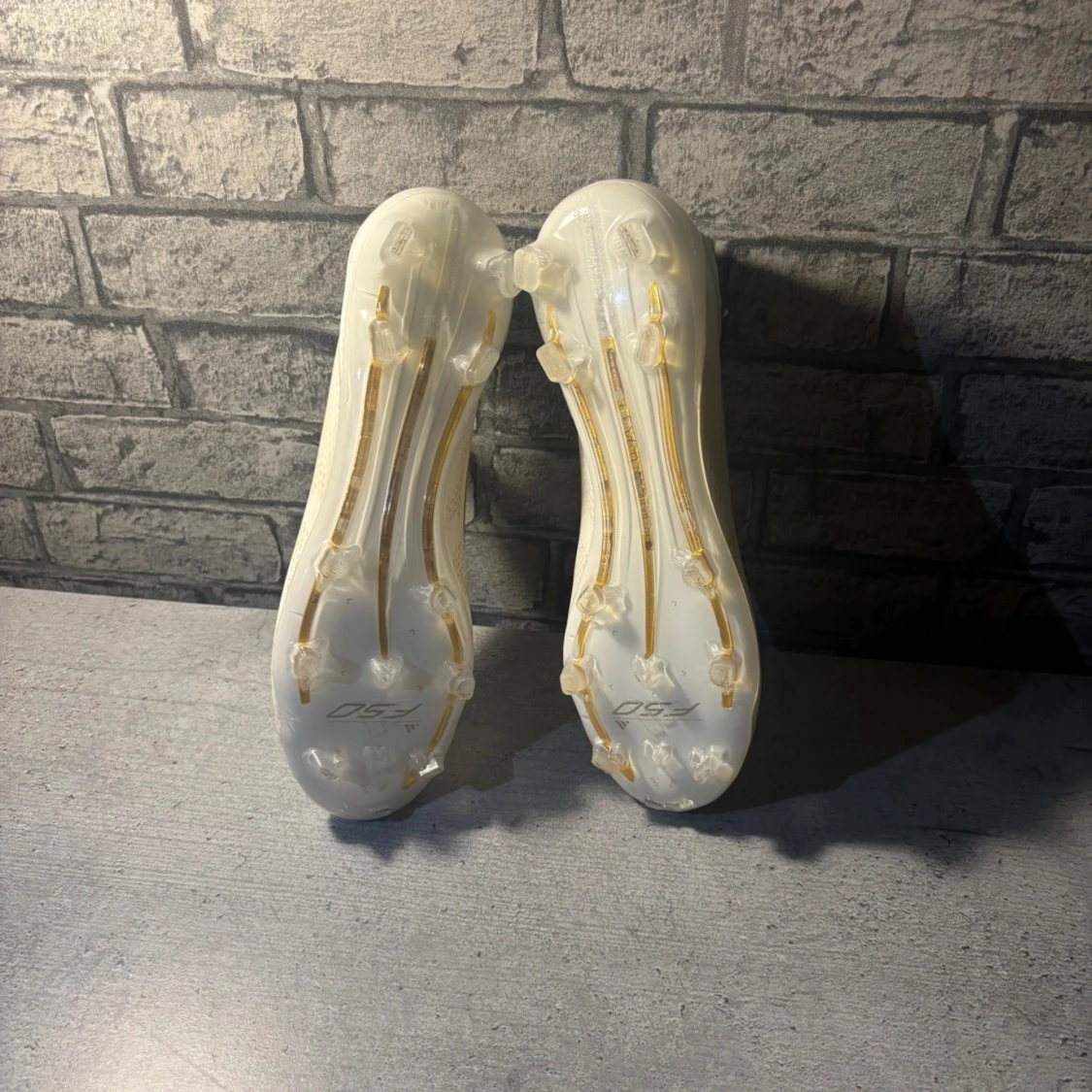 Vita fotbollsskor från Adidas - 93