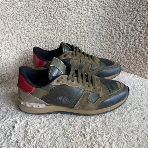 Valentino rockrunners - Säljer nu dessa sjukt fräscha valentino garvani rockrunners i super skick | defekter? Skorna har ändast någon liten slitning | storlek 39 men passar lika bra 40/41 | vid köp medföljs ändast skor | hör av er vid frågor eller funderingar!