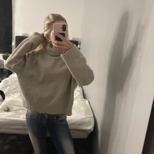 Beige stickad polotröja - Säljer en beige stickad polotröja, väldigt bra skick.