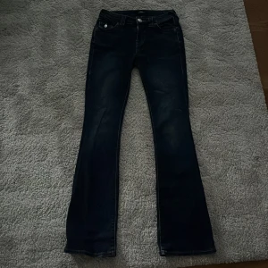 True Religion Becca Bootcut Jeans - Snygga mörkblå jeans från True Religion, modell Becca Mid Rise Bootcut.