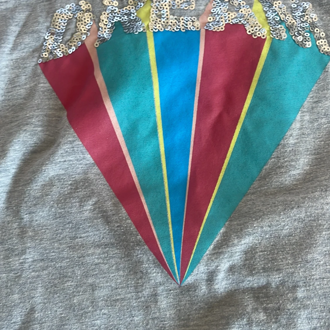 Grå t-shirt med paljetter från XOXO friends - 4