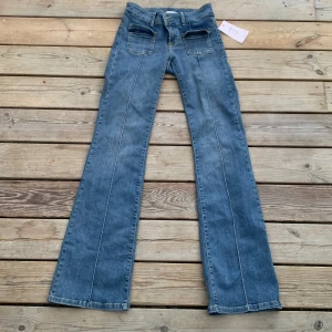 Blå bootcut jeans från Nelly - Snygga blå jeans från Nelly med bootcut-ben. De är helt nya och har endast provats på. 