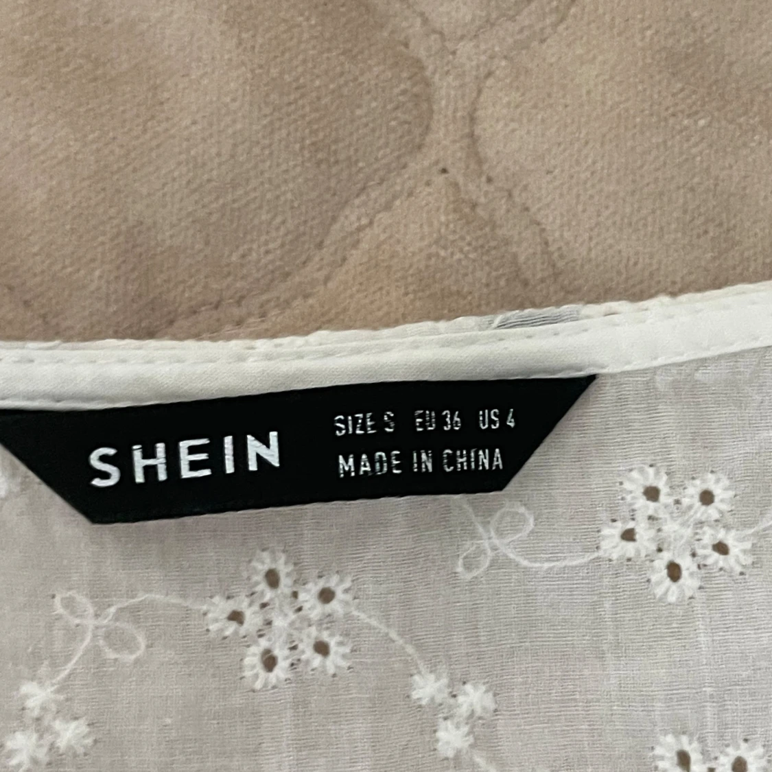 Broderad klänning - 91