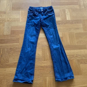 Blå bootcut jeans från Gina Tricot - Snygga low waisted bootcut jeans från Gina Tricot. Använt dom en del, men inget som syns på själva jeansen. Säljer då dom inte passar mig längre 🥲Storlek 158. 💗Mörkblåa💗Köpte dom för 359 kr men säljer för endast 150 kr 💗