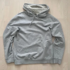 Apc hoodie  - Tjena! Säljer nu min extremt snygga & eftertraktade Apc hoodie i storlek L. Hoodien är knappt använd & därav i nyskick! Priset är ej hugget i sten så hör av dig vid minsta fundering:) 