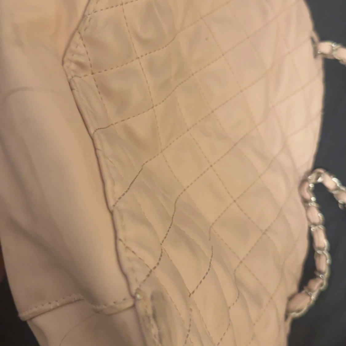 Beige/ljus rosa quiltad axelväska med kedja - 2