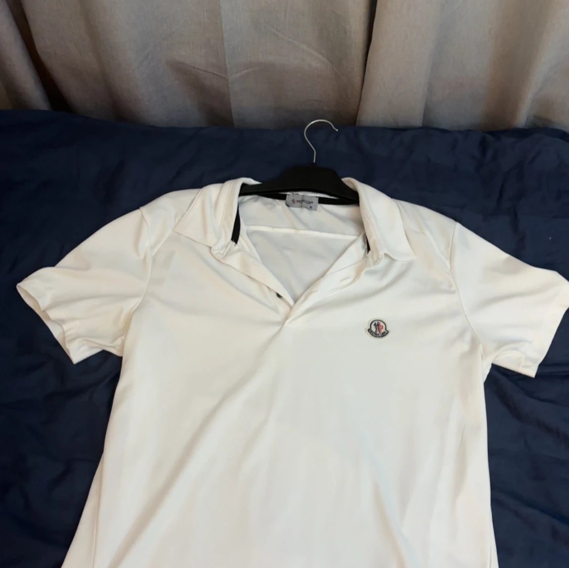Vit Moncler pikétopp med krage