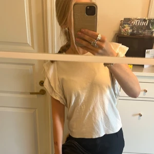 Beige topp - Beige topp i fint skick, märket Lindex. Skriv vid funderingar 💞