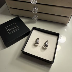 Nya droppörhängen från Snö of Sweden - Oanvända silvriga droppörhängen från Snö of Sweden. I originalförpackning.