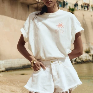 Vita jeansshorts med fransad kant H&M - Helt ny med prislapp. Slutsåld i butik och online. Snygga vita jeansshorts från H&M med hög midja och fransad rå kant. Klassisk femficksmodell med gylf och knapp i mässing. Tillverkade i bomull med 20% återvunnet material. Perfekta för varma sommardagar och en chill look.