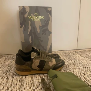 Valentino Garavani Rockrunner sneakers -  Snygga Valentino Garavani Rockrunner sneakers i camouflage med gröna, svarta och beige toner i storleken 41 kvitto,extra snören dustbag och box ingår