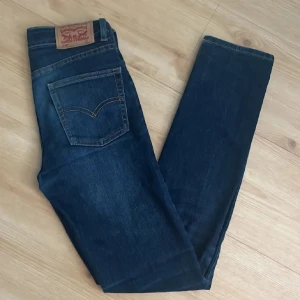 Levi's 510 mörkblå skinny jeans - Mörkblå Levi's 510 jeans med klassisk | Stl 14A passar även bra som slimfit ⭐️| Skick 9/10 |
