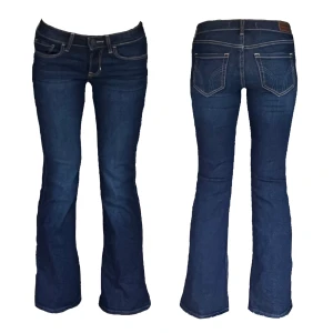 Low waist bootcut jeans - Low waist bootcut jeans från Hollister! Midjemått: 37x2cm, innerbenslängd: 70cm. 💙Kolla in min profil för fler plagg! 💙✨