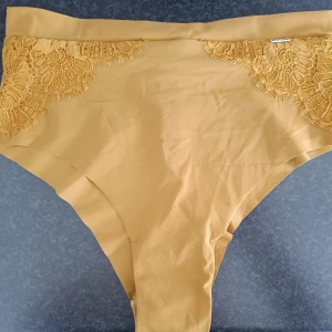 Säljer två tong trosor. - Seamless med spets detaljer, säljer 2.