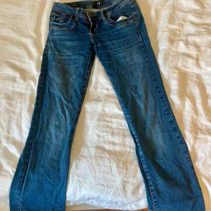 Ltb valerie bootcut jeans  - Blåa Ltb jeans från zalando, nypris 820kr. Bra skick och inga hål. Tryck inte på köpt direkt! Köparen betalar frakten!