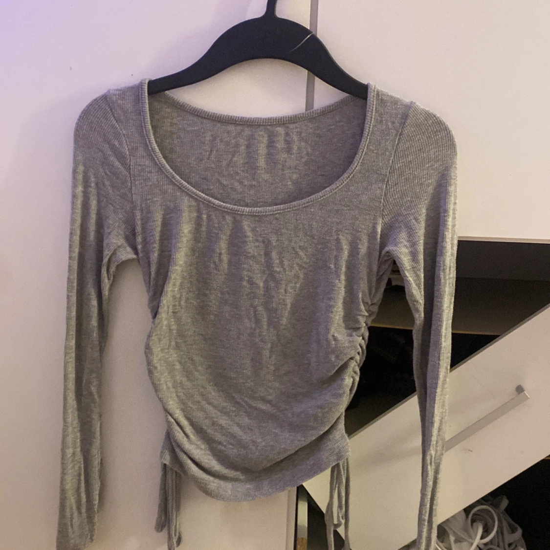 Grå ribbad topp med snörning från SHEIN