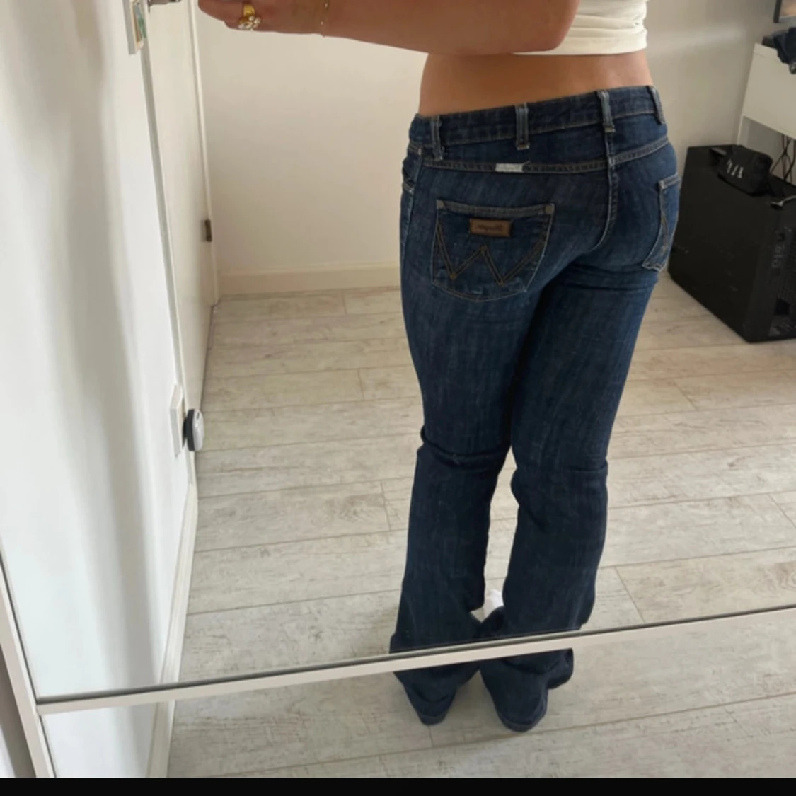 Mörkblå lågmidjade bootcut jeans från Wrangler - 3