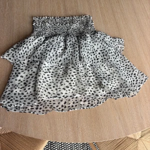 Prickig volang kjol - Supersöt volang kjol från Chelsea. Är lite sliten på vissa ställen som man ser på bild 2 och 3 men inget man ser när de sitter på.