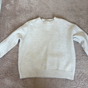 Beige stickad tröja från Gina Tricot - Basic beige stickad tröja från Gina tricot som passar till det mesta. Använde ganska mycket förut men inte längre. 