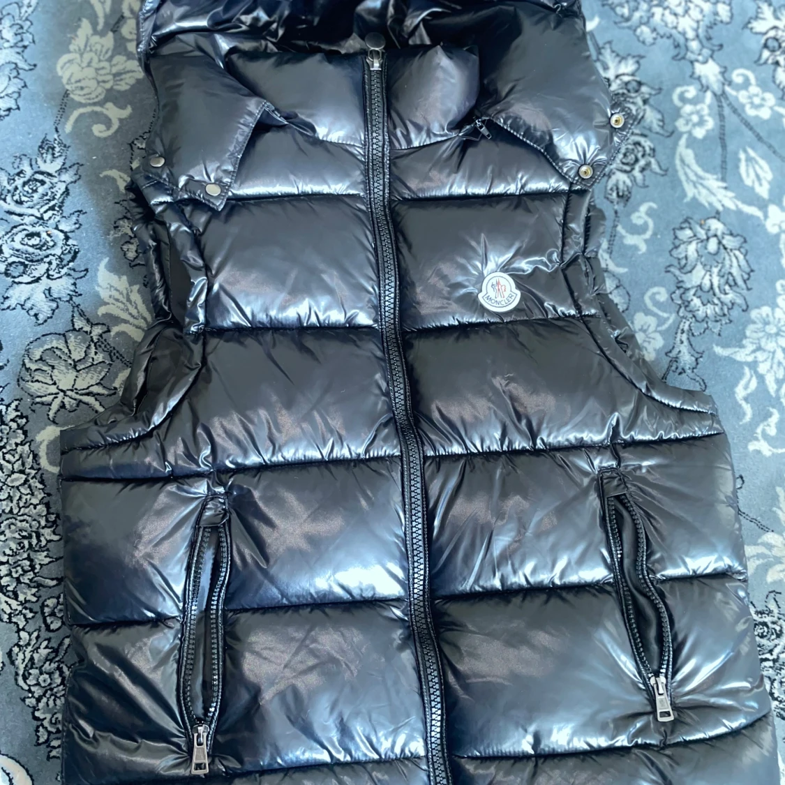 Svart dunväst från Moncler med huva