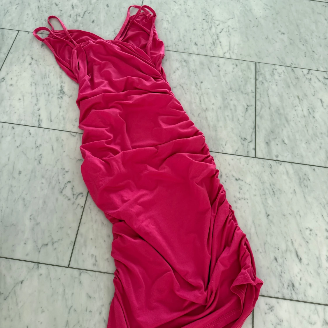 Rosa långklänning med rynkade detaljer - 1