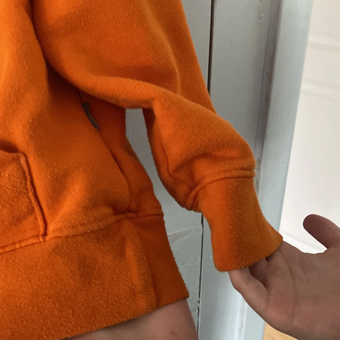 Orange hoodie från WINWIN med tryck - 4