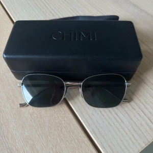 CHIMI  - Snygga solglasögon från CHIMI i modellen Lynx Grey. De har aldrig använts och säljer för halva priset! Köptes för 1800kr 