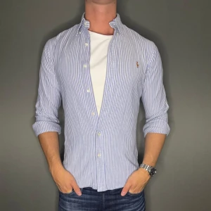 Ralph lauren skjorta - Hej säljer nu min fina Ralph lauren skjorta i storlek M. Den är i nyskick och kommer vara otroligt snygg på sommaren. Nypris cirka 1600kr! Vi kommer att sälja liknande produkter nu i sommar så glöm inte följa profilen!🌊🍾