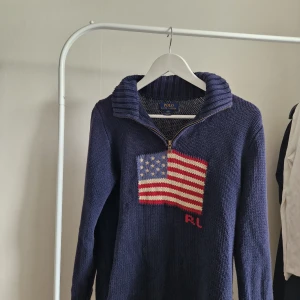 Polo ralph lauren flag sweater -  Säljer nu denna zip tröjan, den är väldigt sparsamt använd då den va för liten för mig, jag är 185 cm och väger 85kg och på mig är den lite tight. Det är storlek XL i barnstorlekdn skulle säga M i herrstorlek. Pris är ej hugget i sten
