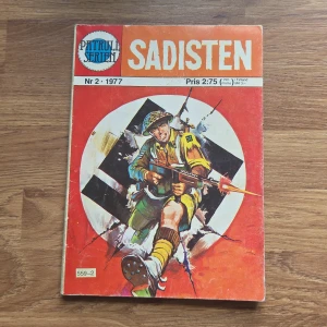 Sadisten (Patrullserien Nr 2, 1977) - En klassisk serietidning från 1977 med actionfyllda teckningar och spännande krigsscener. Perfekt för dig som gillar intensiva berättelser och coola illustrationer. Passar dig som vill ha retro och samlarvärde i bokhyllan!