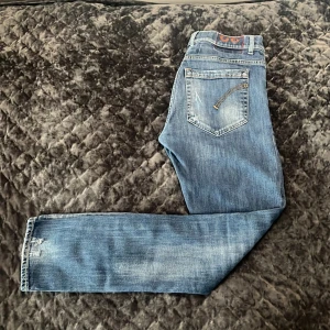 Dondup George Jeans - Tja! Säljer nu dessa galet feta Dondup Jeansen- Modell: George! Toppskick utan defekter (9/10). Modellen är Distressed från början och alla hålen förutom två små slitningar är lappade, se ovan på bild 5. Storlek 33 IT= Passar W30-W31! Sällsynt färg och modell, går ej att få tag i någonstans! Hör av dig vid minsta fundering eller fråga!🌟