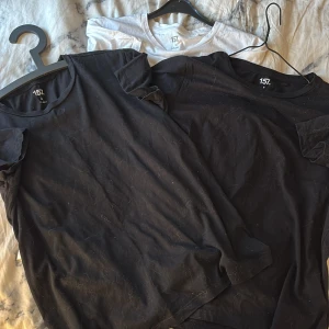 3 t-shirts från laher 157, S - Tre nya basic t-shirts från 157 i storlek S, två svarta och en vit. Båda har rund hals och korta ärmar, tillverkade i mjuk 100% bomull. Perfekt för chill dagar eller att ha som lager under hoodies. Enkel och clean design utan tryck eller mönster.