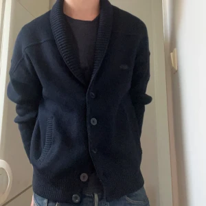 Mörkblå kofta från il granchio - Säljer en mörkblå kofta från il granchio tröjan är av bomull och perfekt nu till hösten. Jag är 186 och den sitter perfekt.