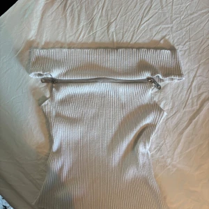 Vit ribbad topp med dragkedja - as cool topp med dragkedje detalj!💕💕 går att använda på olika sätt!