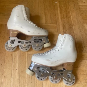 Edea chorus med Ultima Mirage rullskena - Edea Chorus skridsko i strl 240 med Jackson Ultima Mirage rullskena i strl 226mm. Själva skridskon är i använt skick men rullskenan är endast använd några gånger så i mycket bra skick. Nypris på rullskenan är 2 695kr.