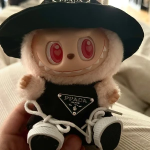 LABUBU dada popmart  - LABUBU nyckelring the monsters DADA. fint skick, kläderna och skorna följer med dada. Lappen ibak är tyvärr bortklippt. Äkta, inköpt från popmart. 