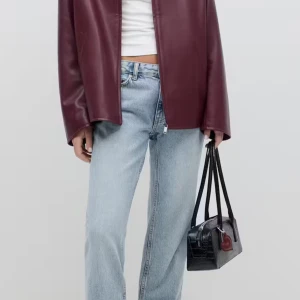  ljusblå jeans från Gina Tricot - Säljer ett par ljusblåa straight fit jeans från Gina Tricot i low rise, bra skick och använd ett par fåtal gånger 