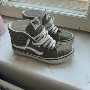 Vans skor - Säljer snygga gröna Vans skor i storlek 36! De passar någon med 37 vanligtvis